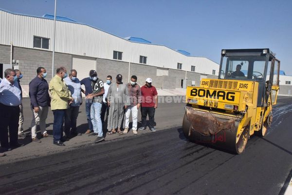 محافظ أسيوط يتفقد الرصف بمجمع الصناعات الصغيرة والمتوسطة بعرب العوامر 