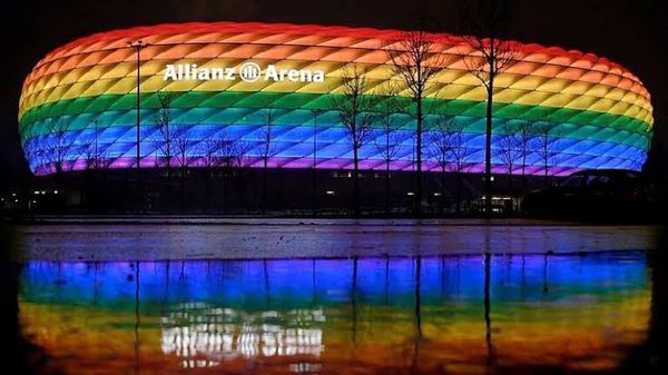 أليانز أرينا بألوان المثليين 