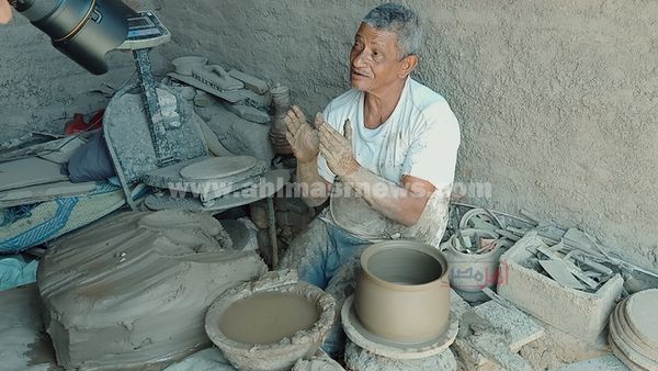 العم كمال أبواليزيد من أقدم صانعي الفخار في نقادة 