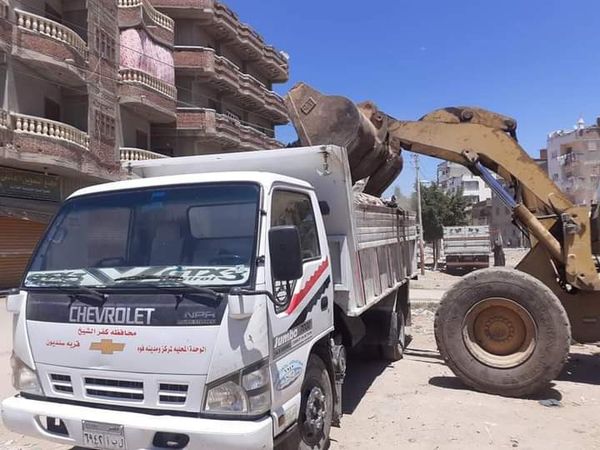 حملات لإزالة الإشغالات ومبنى آيل للسقوط بفوه فى كفر الشيخ