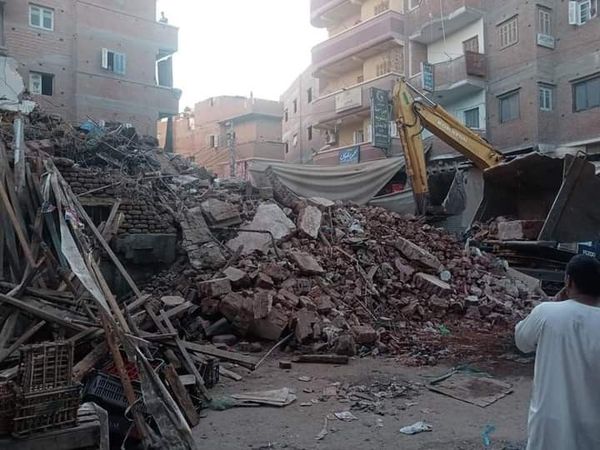 حملات لإزالة الإشغالات ومبنى آيل للسقوط بفوه فى كفر الشيخ