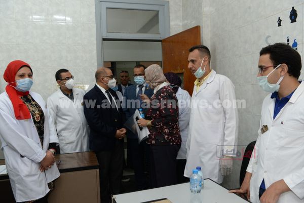 رئيس جامعة أسيوط بمستشفى الطلبه لتطعيم كورونا 