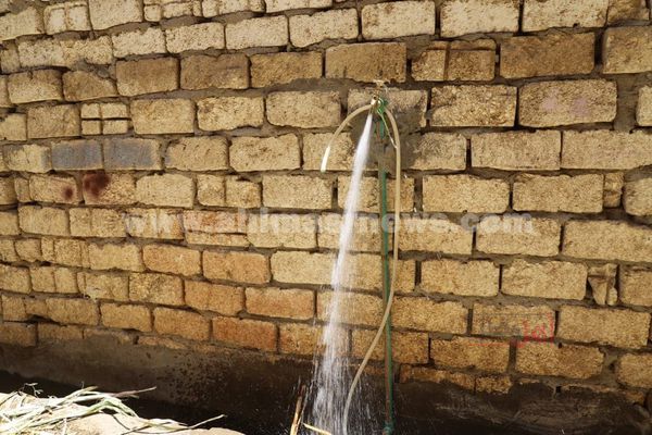 شركة مياه أسيوط تحل مشكله ضعف المياه بعزبة 