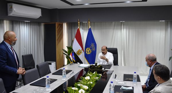محافظ أسوان يلتقي بمسؤولين بالاكاديمية العربية والنقل البحري