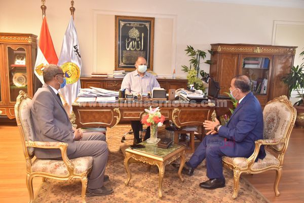 محافظ أسيوط يلتقي رئيس الشركة المالية والصناعية المصرية للأسمدة