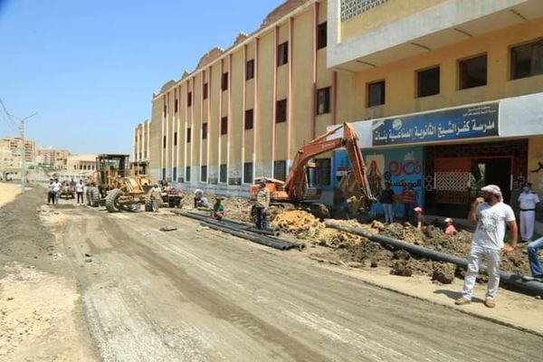 محافظ كفر الشيخ ونائبه فى جولة تفقدية لمتابعة أعمال التطوير بشوارع العاصمة 