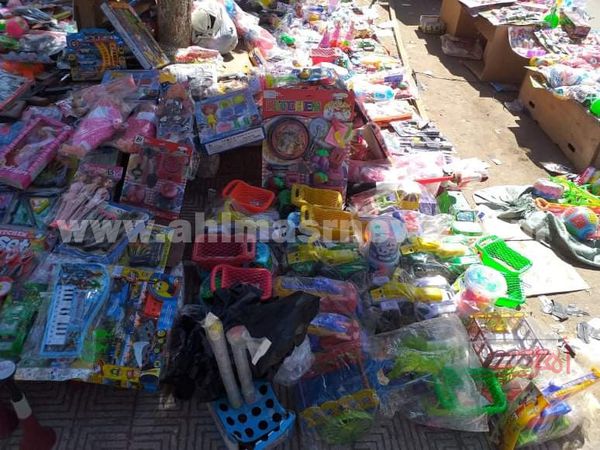 ألعاب وهدايا الأطفال بشوارع كفر الشيخ