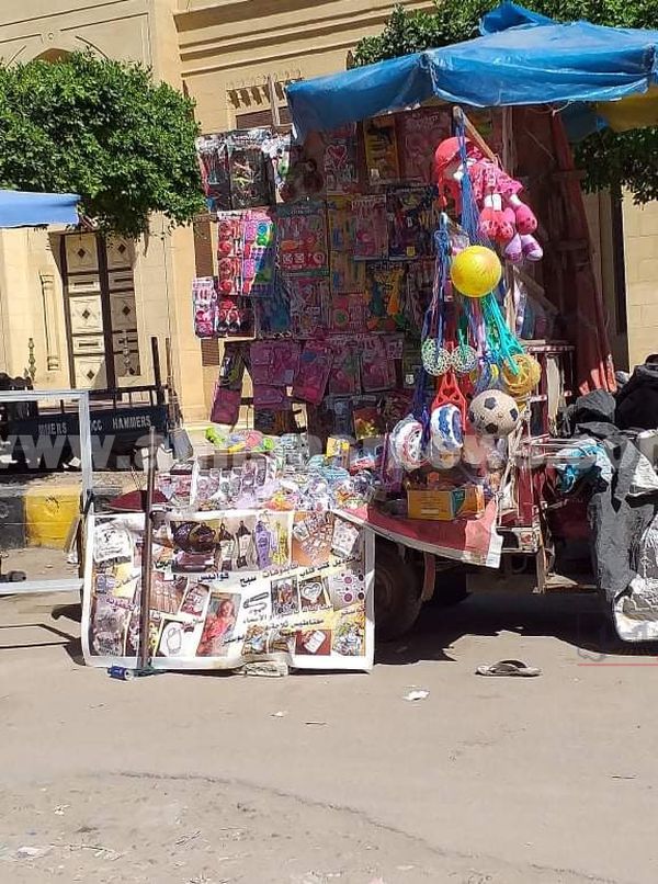 ألعاب وهدايا الأطفال بشوارع كفر الشيخ