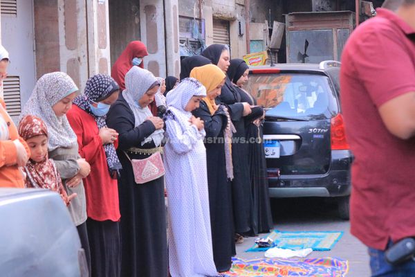 العشرات يؤدون صلاة عيد الأضحى مسجد خالد بن الوليد 