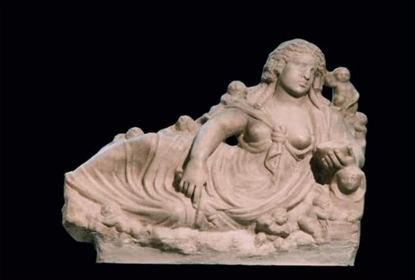 تمثال من الرخام للمعبودة يوثينينا بالمتحف اليوناني الروماني