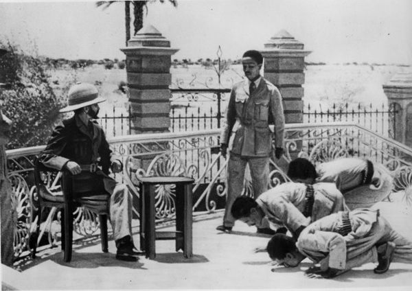 جنود اثيوبيون يسجدون لهيلا سيلاسي