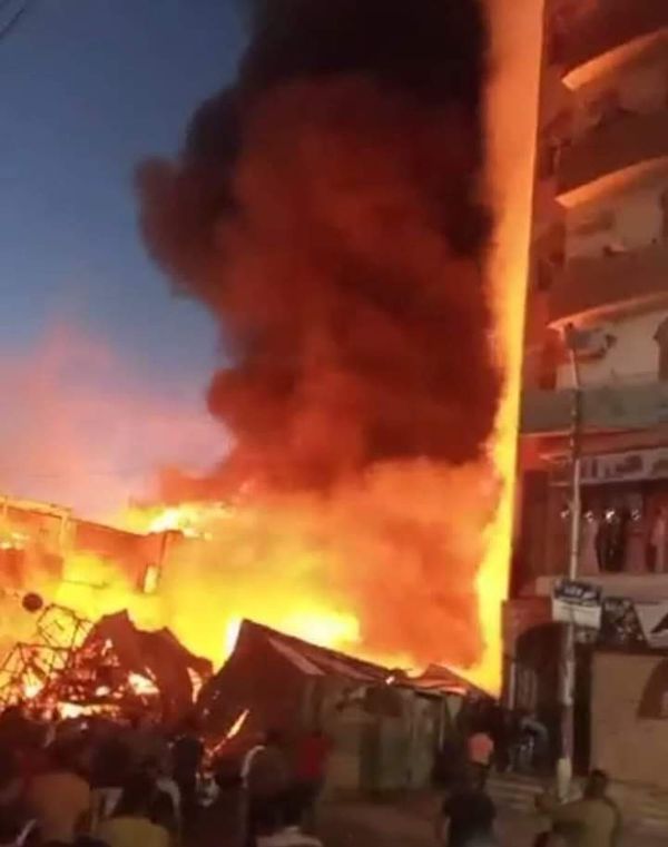 حريق هائل بمعرضين تجاريين في سوهاح