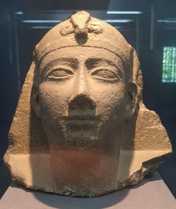 رأس تمثال لملك من الجرانيت الأسود بمتحف آثار طنطا