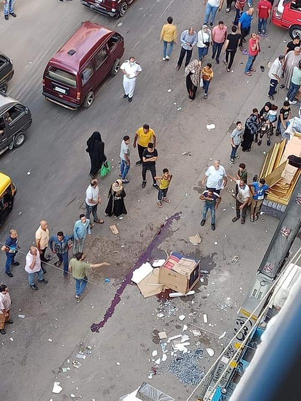 سقط على رؤسهم .. مصرع شخص وإصابة إثنين آخرين إثر سقوط عفش عريس من الطابق الخامس بالاسكندرية 