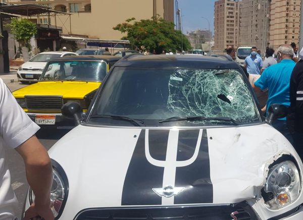 سيارة مسرعة تصدم عامل نظافة أثناء عملة بطريق الإسكندرية 