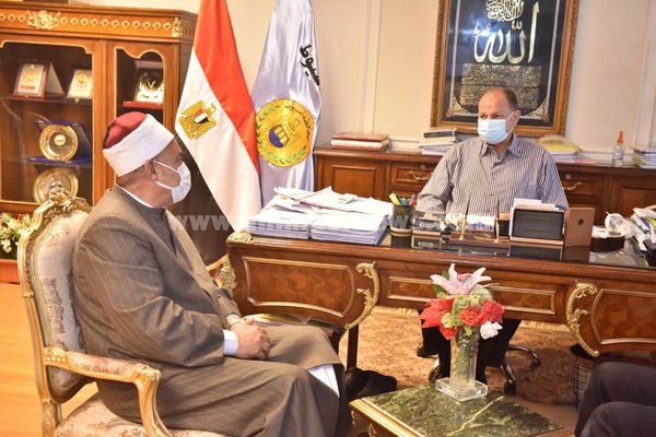 محافظ أسيوط يلتقي مسئولي بيت العائلة المصرية 