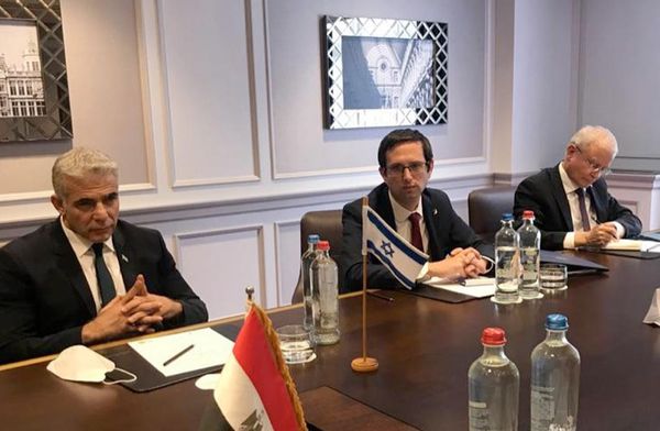 وزير الخارجية يلتقي نظيره الإسرائيلي ببروكسل