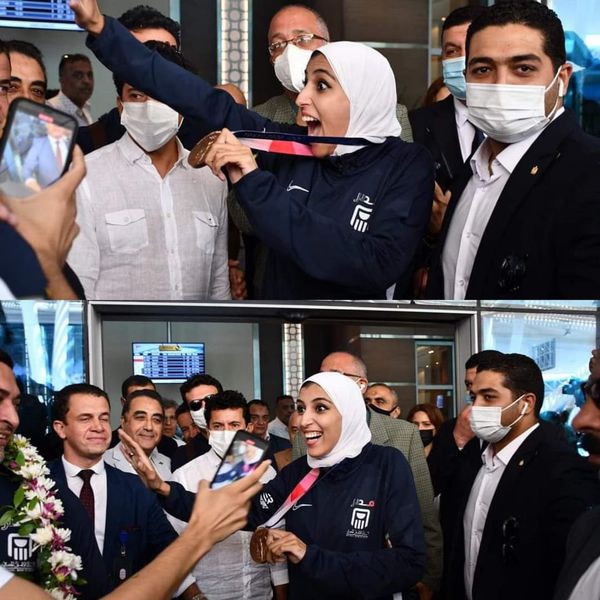 فرحة هستيرية لـ جيانا فاروق لحظة الاستقبال الأسطوري بمطار ...