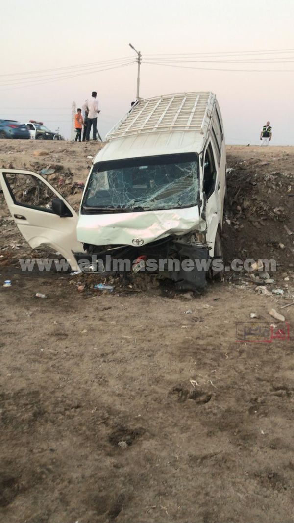 إصابة 14 شخص في تصادم ميكروباص مع سيارة بالفيوم 