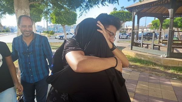 احمد يحتضن والدته