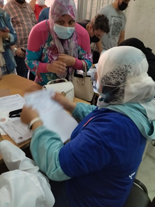 اقبال كبير  من المواطنين الراغبين في السفر على مركز تطعيم المسافرين بلقاح فيروس كورنا بمحافظة بورسعيد