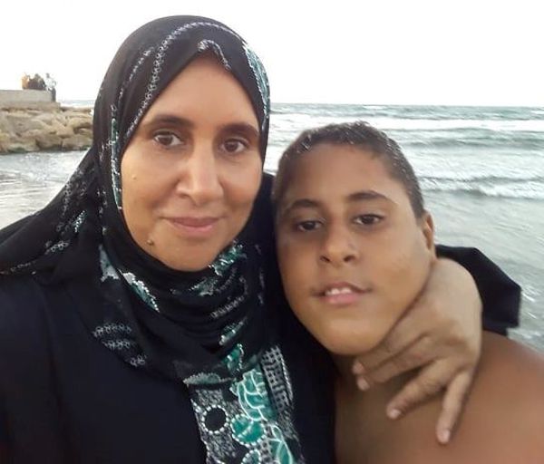 الطفل عمر مع والدته