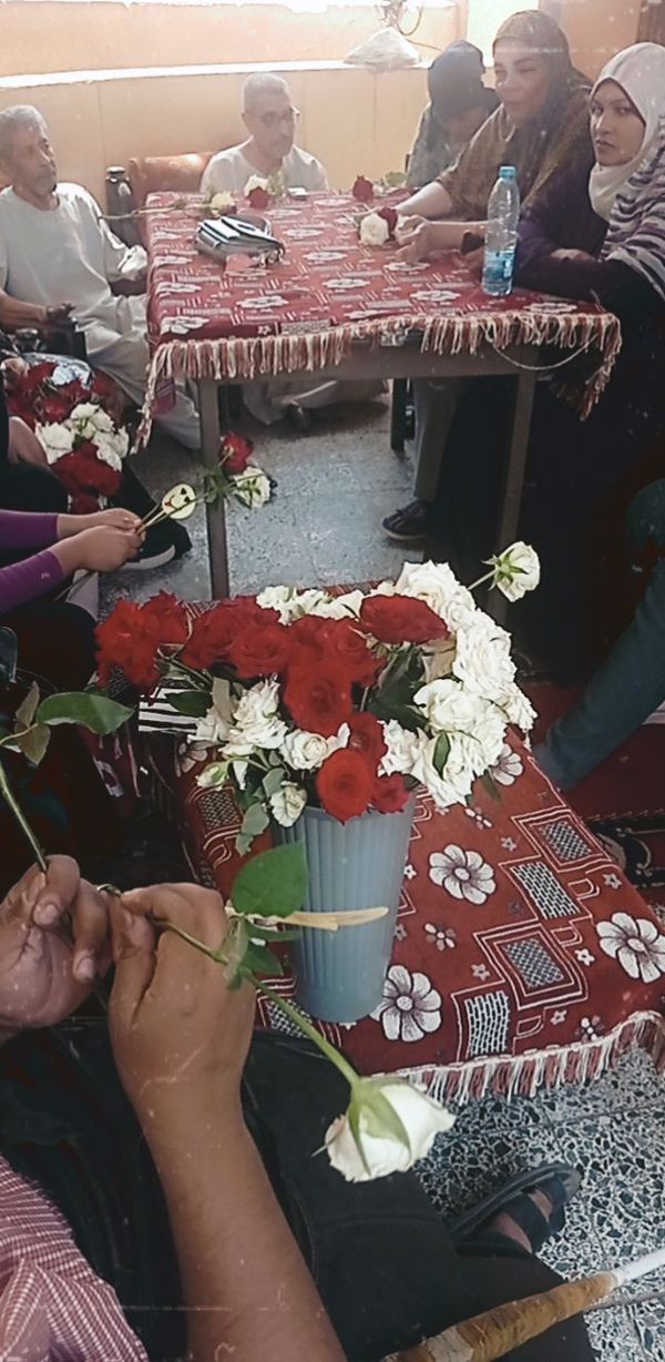 توزيع الورود والشيكولاته على مرضى السرطان والمسنين في قنا