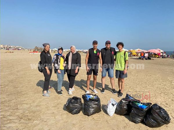 شباب نادى روتاراكت يقومن بحملة نظافة الشاطىء