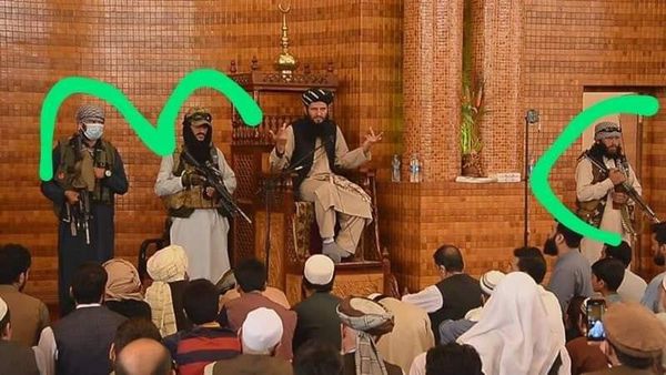طالبان بالأسلحة داخل المسجد 
