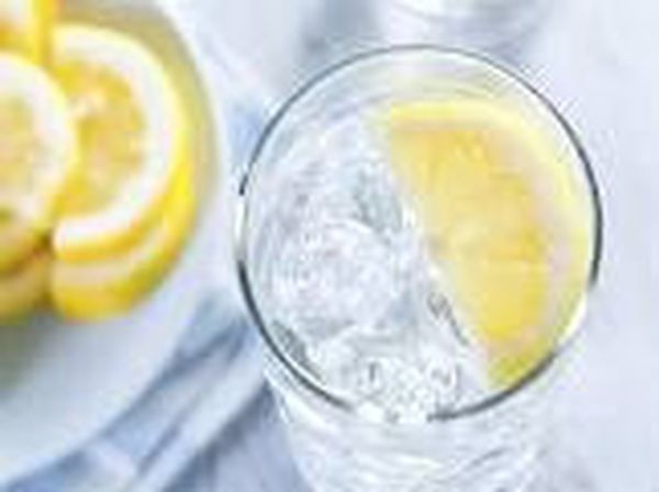 فوائد ماء الليمون في الصباح
