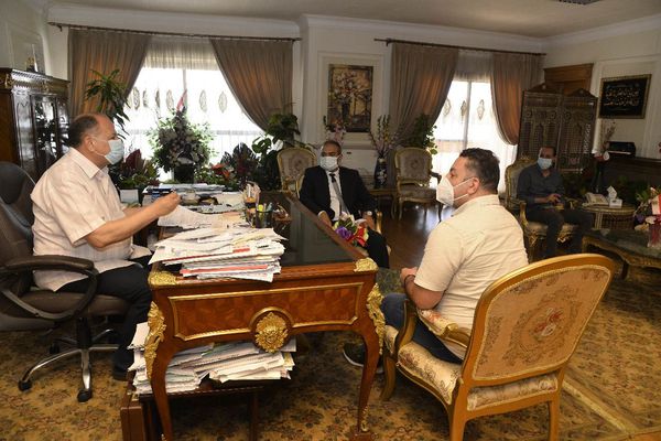 محافظ أسيوط يلتقي وفد وزارة التنمية المحلية 