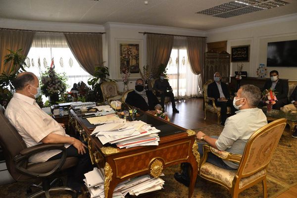محافظ أسيوط يلتقي وفد وزارة التنمية المحلية 