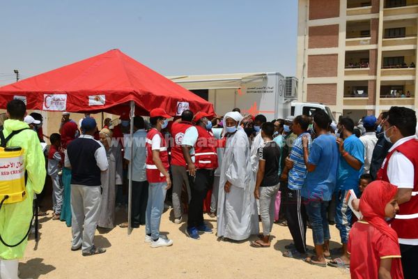 محافظ الفيوم يتفقد أعمال القافلة الطبية للهلال الأحمر المصري بقرية سيدنا الخضر 