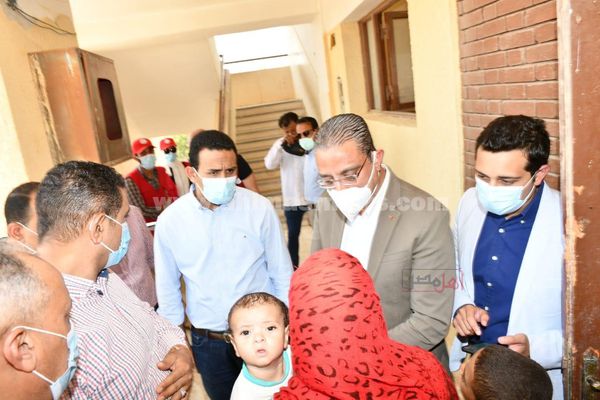 محافظ الفيوم يتفقد أعمال القافلة الطبية للهلال الأحمر المصري بقرية سيدنا الخضر 