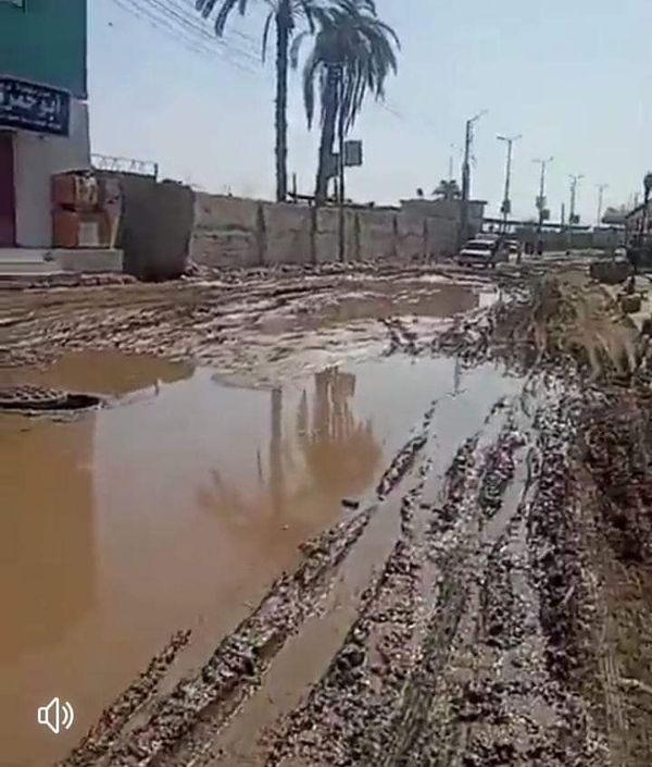 أبو تشت تعيش وسط الوحل والطين بسبب كسر مواسير المياه