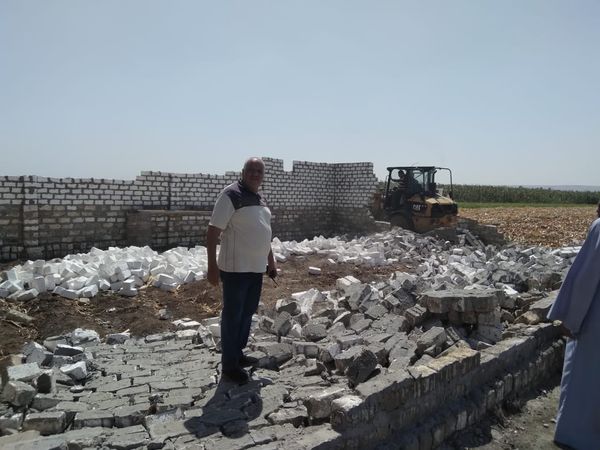 أزالات للتعدى على أراضى زراعية بمركز أبو تيج 