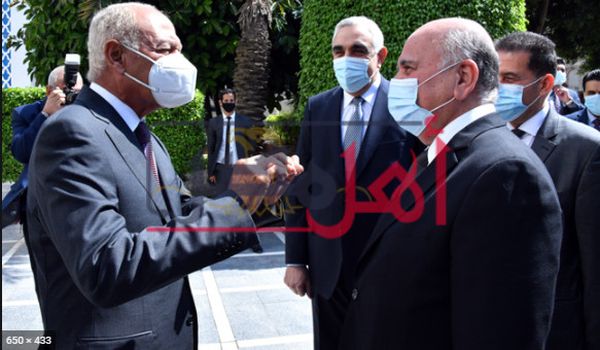 الامين العام لجامعة الدول العربية اثناء استقبال وزير خارجية العراق