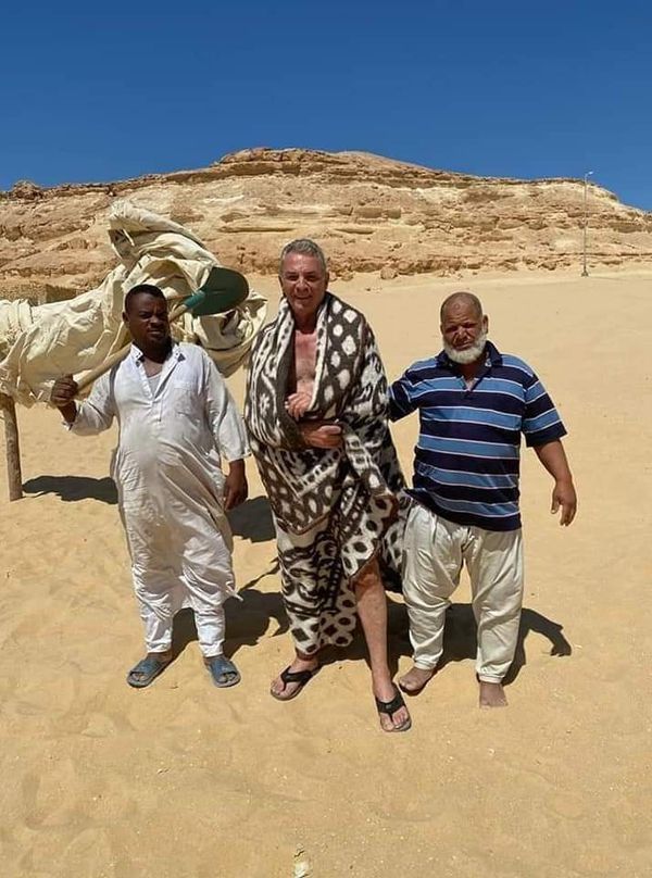 الفنانين يمارسون السياحية العلاجية بالدفن في الرمال بواحة سيوة 