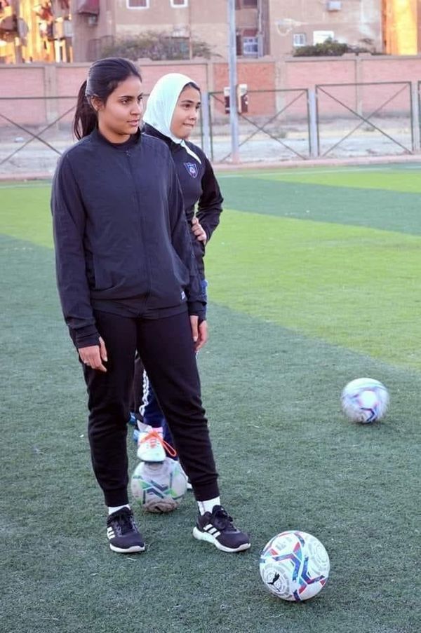 جنى ابنة الراحل مسعد نور تنظم للعبة كرة القدم النسائية