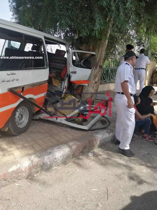  حادث تصادم ميكروباص بشجره فى أسيوط 