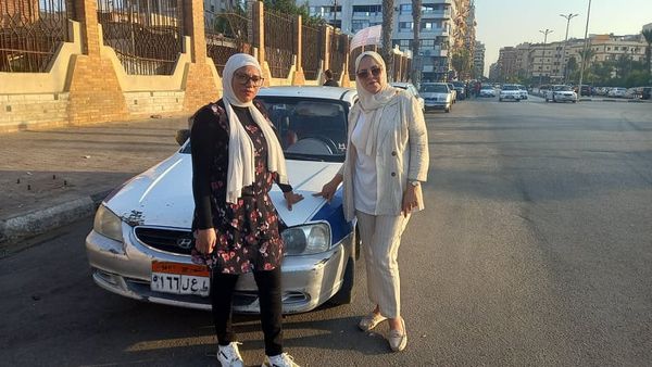محررة اهل مصر مع سائقة التاكسى