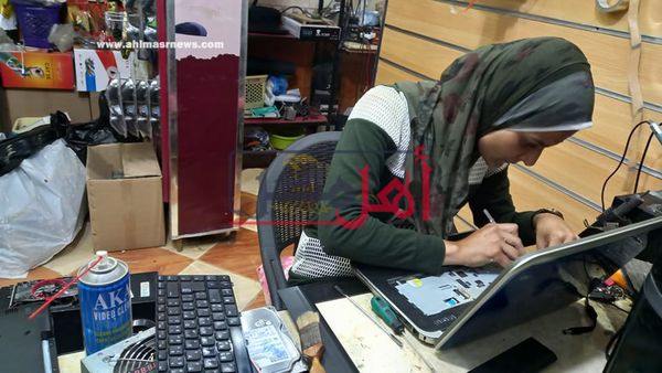 ميادة اول فتاة تعمل فى الالكترونيات ببورسعيد