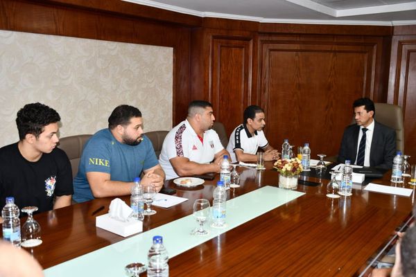 وزير الشباب والرياضة يلتقي بعدد من لاعبي منتخب مصر لرفع الاثقال (صور)