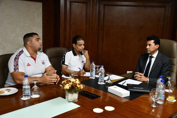 وزير الشباب والرياضة يلتقي بعدد من لاعبي منتخب مصر لرفع الاثقال (صور)
