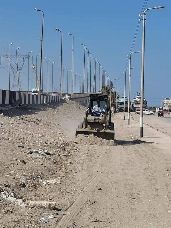 استمرار أعمال النظافة ورش وتعقيم ورصف الطرق بمدينة برج البرلس