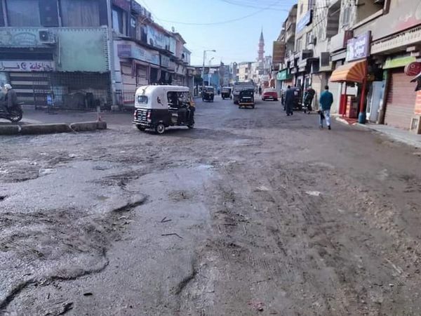 استمرار حملات إزالة الإشغالات اليومية بشوارع مدينة الحامول 