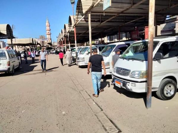 استمرار متابعة حركة سيارات الأجرة بمجمع المواقف بمدينة الحامول