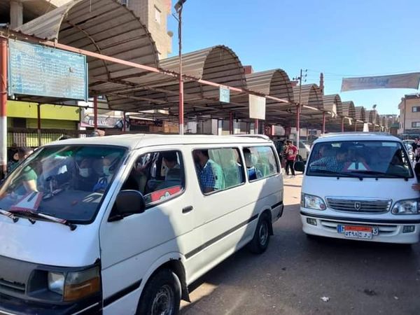 استمرار متابعة حركة سيارات الأجرة بمجمع المواقف بمدينة الحامول