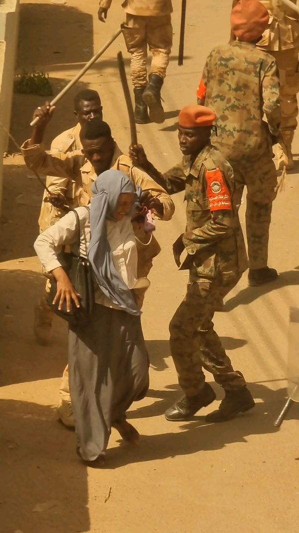 الجيش السوداني يعتدي على امرأة 
