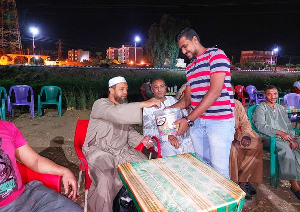 بالصور.. الأقباط يوزعون حلوى المولد النبوى على المسلمين بشوارع مدينة إسنا في الأقصر 